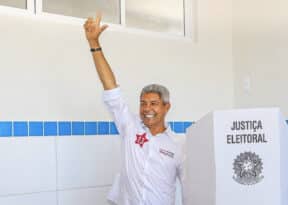 Jerônimo Rodrigues vota em Salvador acompanhado de Rui Costa e Jaques Wagner 