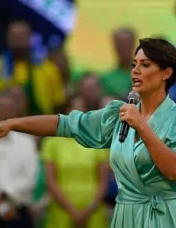 Michelle Bolsonaro deixa comando do PL Mulher em meio a crise com Flávio Bolsonaro