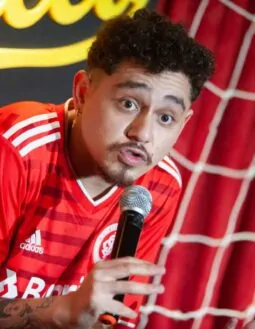 Gio Lisboa traz a Salvador improvisos e histórias inspiradas no cotidiano das famílias brasileiras