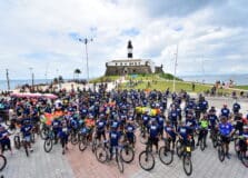 Mais de 1.000 ciclistas pedalam pelo Novembro Azul em Salvador