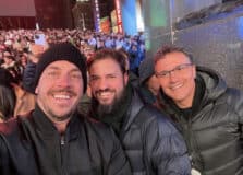 Marcelo Britto marca presença na gravação do DVD de Henrique e Juliano na Times Square