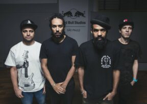 BaianaSystem conquista Grammy Latino com álbum “O mundo dá voltas”