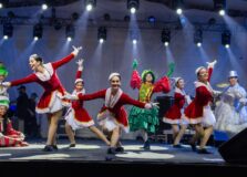 Companhia de dança reúne dezenas artistas em apresentações natalinas pela Bahia