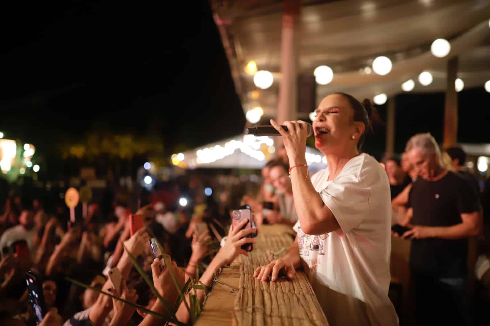 Ivete Sangalo L O Santana E Lore Improta Curtiram O R Veillon Praia Do Forte Anota Bahia