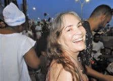 Regina Duarte curte festa em restaurante no Rio Vermelho, em Salvador