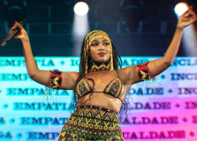 Iza homenageia bloco baiano em show no Rio de Janeiro