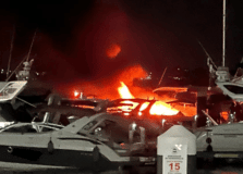 Lancha pegou fogo na Bahia Marina nesta segunda-feira (23)