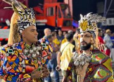 Estilistas da marca Meninos Rei desfilaram na ala das baianas da Mangueira, no Rio de Janeiro