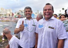 Figuras políticas entregam presentes a Iemanjá