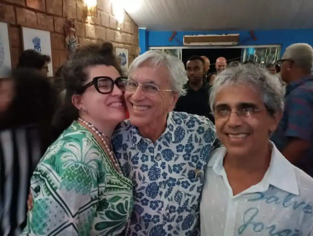 Fau Motta, Caetano Veloso e J. Velloso. Foto: Divulgação.