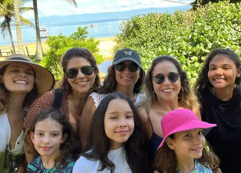 Jeane Terra com família de Daniela Mercury. Foto: Reprodução/Instagram.