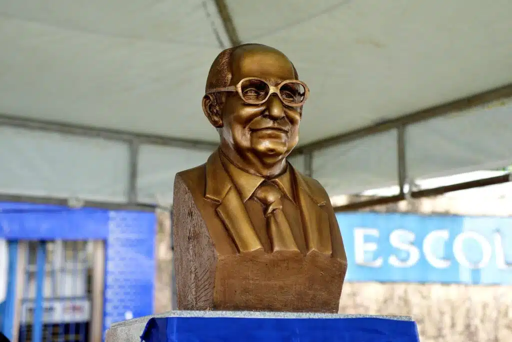 Busto de Cláudio Veiga. Foto: Jefferson Peixoto/SECOM.