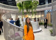 Lorena Cavalcanti, designer de interiores, visita a Expo Revestir em São Paulo