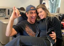 Durval Lelys embarca para férias em Orlando