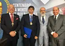 Ernesto Simões Filho, fundador do A TARDE, é condecorado no centenário de Ruy Barbosa