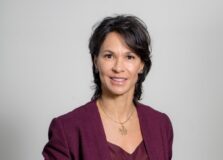 “A mulher que me inspira? Me ensinou a dar os primeiros passos”, diz Mônica Burgos