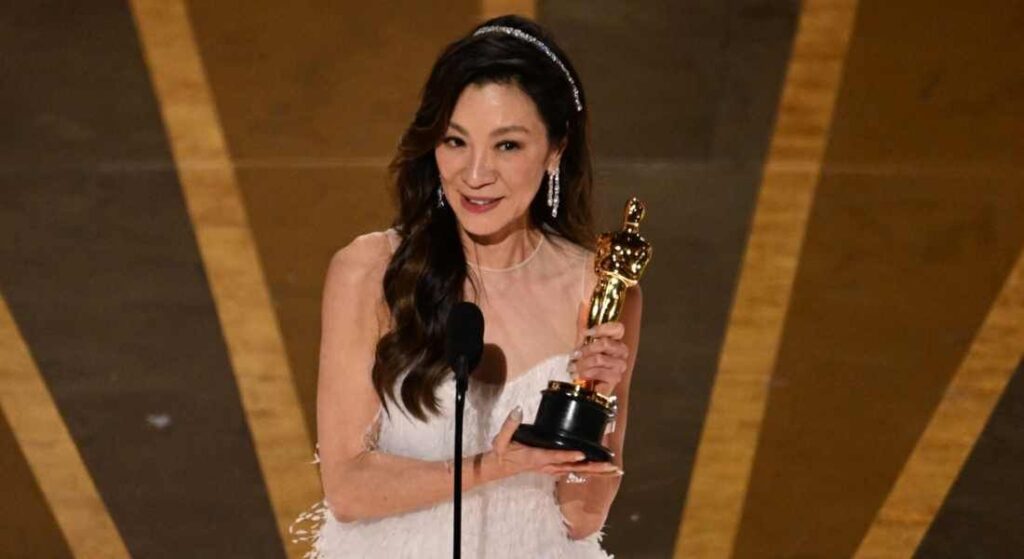 Michelle Yeoh, vencedora do Oscar de Melhor Atriz por "Tudo em Todo Lugar ao Mesmo Tempo". Foto: Reprodução.