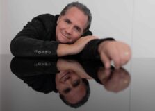 Ricardo Bacelar apresenta o show “Congênito” em Salvador