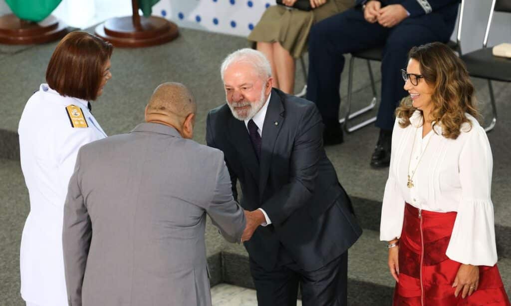 Presidente Lula na cerimônia de apresentação dos oficiais-generais recém-promovidos. Foto: Lula Marques/Ag. Brasil.