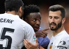 Comissão Espanhola Antiviolência propõe multa em caso de racismo com Vini Júnior