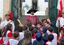 Câmara Municipal de Salvador promove ação com personagem de Thomé de Sousa e guardas imperiais
