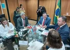 Em Brasília, Jerônimo trata da retomada de obras nas áreas de Habitação e Educação na Bahia