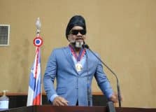 Carlinhos Brown recebe a Comenda 2 de Julho na ALBA