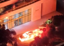 Carro pegou fogo em frente a prédio no Horto Florestal, em Salvador