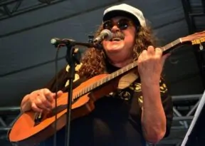 Salvador inaugura estátua de Moraes Moreira na Praça Castro Alves