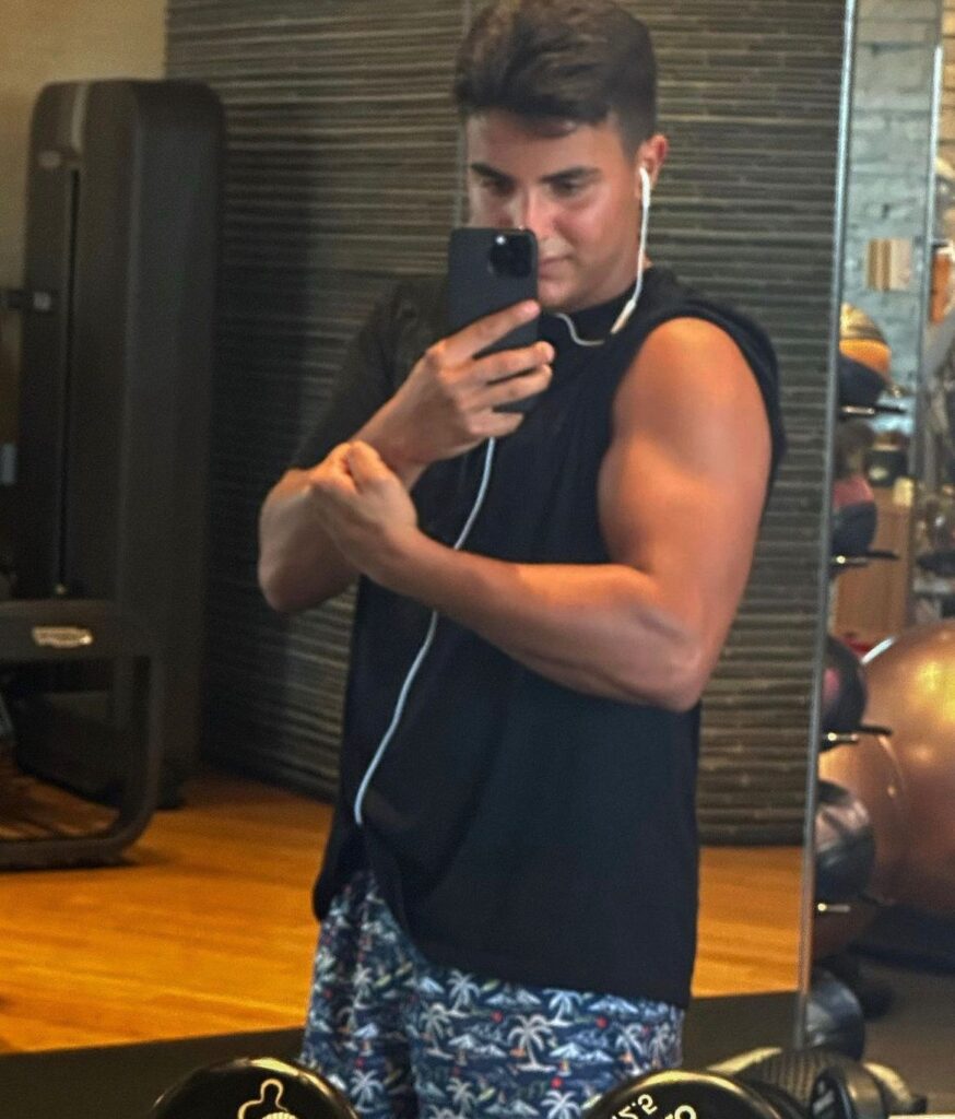 Marcelo Sangalo Cady exibe músculos nas redes sociais