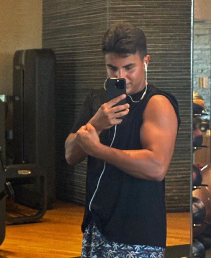 Marcelo Sangalo Cady exibe músculos nas redes sociais