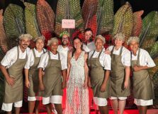 Morena Leite comemora aniversário reunindo amigos em Maraú, na Bahia