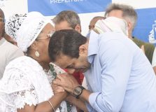 Bruno Reis reinaugura estátua de Mãe Stella com presença de líderes do Ilê Axé Opô Afonjá