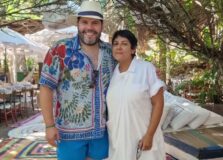 Ator italiano, Salvatore Esposito, aproveita férias em Salvador