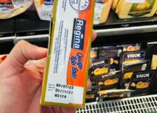 Lote de queijos com validade vencida é visto nas prateleiras do Hiperideal do Canela