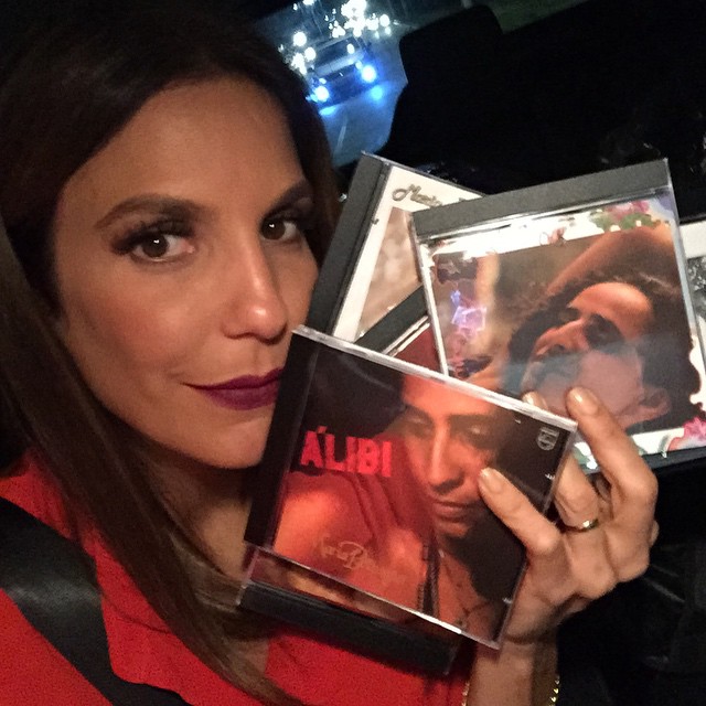 Ivete Sangalo com CDs de Maria Bethânia