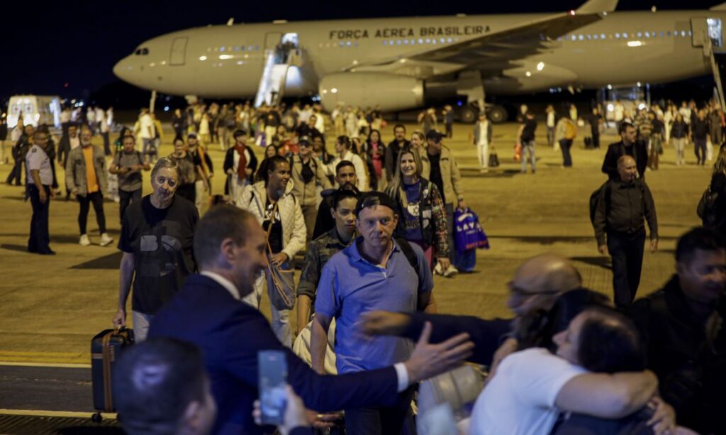 AVião da FAB com brasileiros vindos de Israel