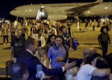Chegou a Brasília o primeiro avião trazendo brasileiros de Israel