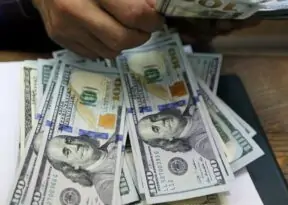 Dólar fecha em leve queda com redução das tensões no Oriente Médio