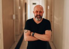 Fabrício Carpinejar vai apresentar o espetáculo “Tudo que seu marido precisa saber” em Salvador