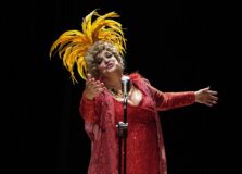 Grace Gianoukas vai apresentar a peça “Nasci pra ser Dercy” em Salvador