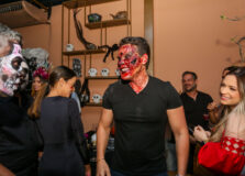 Fotos: Diego Fernandes ganhou festa de aniversário surpresa em clima de Halloween