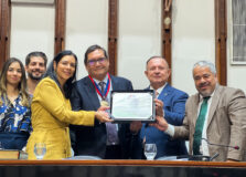 Médico Raymundo Paraná foi homenageado com a Comenda 2 de Julho