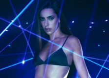 Marina Sena lança clipe com referências em Stanley Kubrick