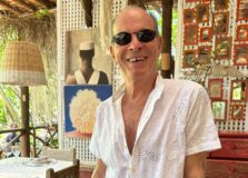 Ney Matogrosso realiza passeio em Ilha dos Frades