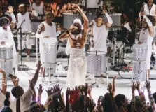 Timbalada realizou último ensaio do ano reunindo multidão vestida de branco