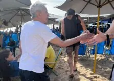 Caetano Veloso aparece no Porto da Barra. Veja fotos!