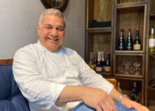 Chef Guto Lago assume cozinha do Restaurante Carvão