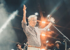 Caetano Veloso interrompe férias para show inédito no Festival de Verão