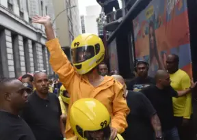 Estalo realiza ação com a cantora Lexa no Rio de Janeiro